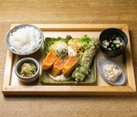 サーモンレアカツとチキン南蛮定食