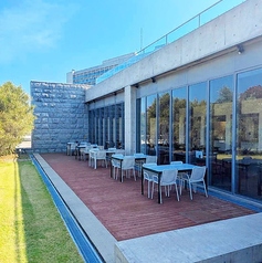 開放的なテラス席もございます。自然の中で心地よい風を感じながらお食事を楽しめます♪友人や家族との特別な時間を、リラックスした雰囲気の中でお過ごしください◎