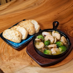 海老と芽キャベツのアヒージョ