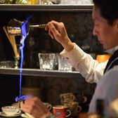 珈琲や紅茶を活かしたオリジナルカクテルを、お客様のご要望に合わせて丁寧にお作りいたします。ウイスキーやラム、アブサンなど世界各国の銘酒を幅広く取り揃えており、BAR初心者の方やお一人様でも安心して過ごせる温かな雰囲気が魅力。あなただけのお気に入りの一杯を、ぜひ当店で見つけてください。