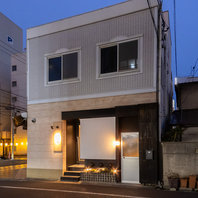 扉を開けた先に大人の隠れ家。非日常の空間を楽しんで。