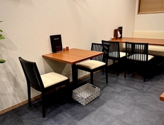 テーブル席：2名×1卓、他1名×1卓