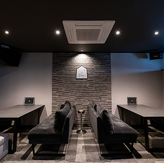 落ち着いた照明と上質な空間が魅力のソファ席。本格イタリアン料理や、厳選されたお酒を楽しめる、デートや親しい友人との語らいに最適なお席です。シックな雰囲気の中で、誰にも邪魔されないプライベートなひとときをお過ごしください♪