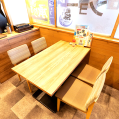 狭さを感じさせない広々としたテーブル席！木のぬくもり感じる落ち着いた空間です◎
