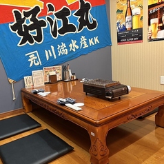 【大漁旗が目印！お祭り気分で乾杯】迫力満点の大漁旗に囲まれたお座敷席は、まさに「漁港の酒場」そのもの！卓上で焼き上げる海鮮の香りとキンキンに冷えたビールが最高に合います。コース縛りなしの単品注文＋飲み放題で、仲間と自由に盛り上がる宴会を。活気あふれる空間で、心ゆくまでお酒と海鮮を楽しめます！