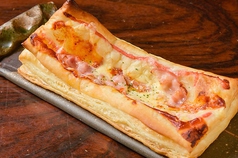 自家製パイ生地ベーコン＆チーズのさっくさくピザ