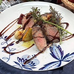 イベリコ豚肩ロース肉のハーブロースト さつま芋のスティック添え