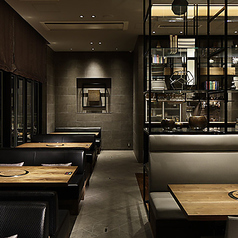 足を伸ばしてリラックスできる、少人数向けの掘りごたつ席です。木の温もりが感じられる和モダンな造りで、2名様から4名様まで対応可能◎適度な囲まれ感があるため、周りを気にせず会話を楽しみたいご家族でのお食事や、親しい友人との宴会にぴったりです。まるでお家にいるような寛ぎのひとときをお過ごしいただけます。