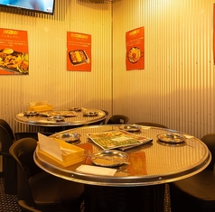 【中規模宴会に】テーブル連結で8名様までOK！4名様の丸テーブルをつなげて、8名様まで一緒に座れます。程よい距離感で会話も弾むレイアウトです。