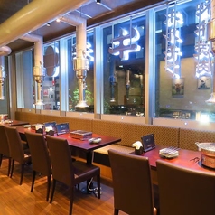 《開放的なテーブル席》広々としたテーブル席は、ご家族やご友人との食事に最適です。会社のご宴会や大人数でご利用いただけます。