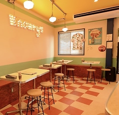 【記念日利用も◎】当店の2名用テーブル席は、記念日や誕生日などの特別なシーンに最適です。