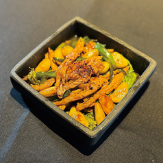 鶏せせりとニンニクのスパイシー炒め