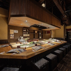 1階とは趣の異なる炉ばたカウンター席。目の前の炉ばた焼と新鮮な食材は圧巻!ライブ感を味わいながら絶品料理をお楽しみいただけます。落ち着いた和空間で、大切な方と想い出に残る素敵なひとときをお過ごしください♪