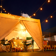 当店のテラスは、冬でも快適に過ごせるあったかグランピング席をご用意。大型ヒーターとブランケットを完備し、外の開放感はそのままにぽかぽか空間をお楽しみいただけます。寒さを気にせず、仲間とゆっくり語らえる特別な冬のテラス時間をどうぞ。