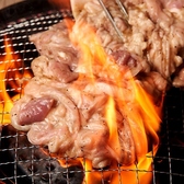 《仙台ホルモンの上手な焼き方》熱々の網の上にドサーーッ！！！とホルモンを流し込みます！こまめにトングでなめし、煙を出しながらよく水分を飛ばします！きつねいろになったら食べごろです。