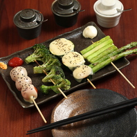 旬の食材を串で提供。一品料理も豊富な日替わりメニュー