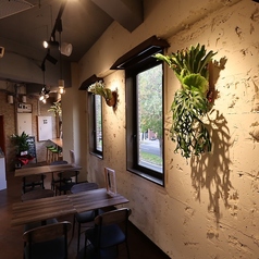 4名用テーブルが3席あり、友人との楽しい食事や家族とのディナーにピッタリです。