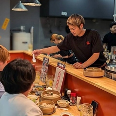 【立ち飲みカウンター】立ち飲みでのご案内なので、お一人様でのご利用や、サク飲みにピッタリ！気軽に鶏焼売とお酒でカンパイできます★おすすめはもちろんメインの鶏焼売ですが、牛すじ豆腐もお酒のあてに最適です。