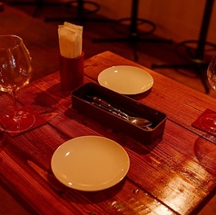 開放的な空間が心をリフレッシュさせてくれます◎にぎやかな活気に満ちた店内では、友達との楽しい会話が自然に生まれます！2名様用のテーブル席は、カジュアルなデートにぴったり★リラックスした雰囲気の中で、特別な料理を楽しむことができ、心に残る思い出を作ることができます！きっと素敵な時間になるでしょう★