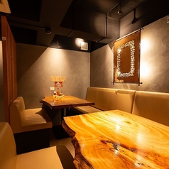 ゆったりとした4名用テーブル席は、友人や家族との楽しい食事にぴったり。心地よいひとときをお過ごしいただけます。