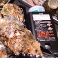 焼き牡蠣体験が楽しめる網とカセットコンロをご用意しております。お客様ご自身の目の前で、殻付きの新鮮な海の幸をじっくりと焼き上げ、その場で召し上がることができます。