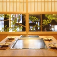 和を感じられるお座敷席は2名様～最大32名様まで可能。温かい色合いの店内の木材は、広島県産のものを使用！
