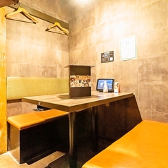 【2名様～4名様向けのテーブル席】隣と仕切られたBOX型のお席や半個室風のお席などを多数ご用意しています。高級感のあるテーブル席ならお祝いごとにもおすすめです。
