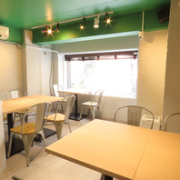 二階にはゆっくり座れるテーブル席♪