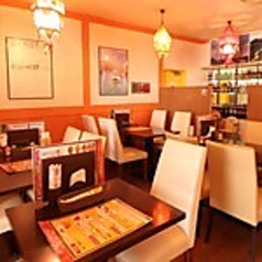 【会話が弾む2名用テーブル◎】2名用テーブルは親密な会話を楽しむための理想的な場所です。お互いの距離が近く、心地よい雰囲気の中で、インド料理やネパール料理を味わいながら、ゆったりとした時間を過ごすことができます。大切な人との会話が弾む、特別なひとときをお楽しみください。