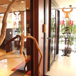 さあ、いよいよ店内へ・・・お店は陽のさす居心地いい空間になっております。