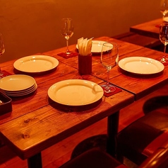 友達同士で集まるのにぴったりな場所♪賑やかな雰囲気の中、4名様用のテーブル席では、楽しい会話が弾みます！料理をシェアしながら、みんなで笑い合う特別な時間を楽しめます★明るい照明が心を和ませ、居心地の良さが一層引き立つ空間で、素敵な思い出を作りましょう！2～4名席は結合して最大12名様ほどまで拡大可能◎