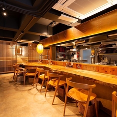 オープンキッチンを望むカウンター席は、料理の臨場感を楽しむことができます。シェフの技を間近で見ながら、心地よいひとときをお過ごしください。