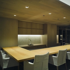 個室、テーブル席、カウンター席を使用した貸切が可能です。20名から35名までご利用いただけます。個室はプライベート感を重視し、落ち着いた雰囲気の中で特別なイベントや宴会などに最適です。テーブル席やカウンター席も柔軟にアレンジし、さまざまなシーンに合わせ楽しめます。