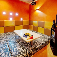 ゆったり靴を脱いで歌えるフラットルームが御座います！