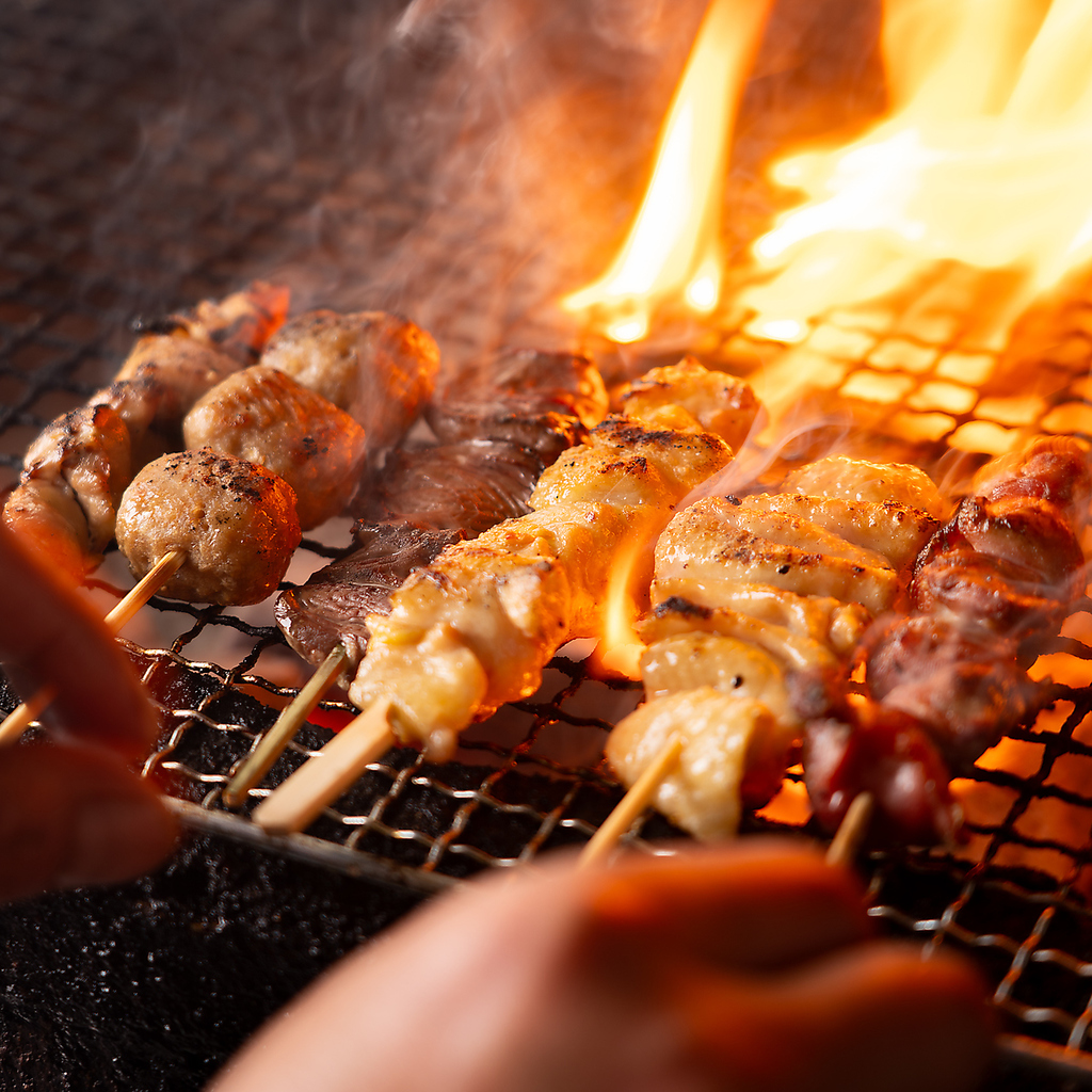 地鶏を一本一本丁寧に焼き上げた本格炭火焼き鳥が自慢です！