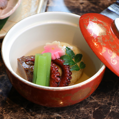 【焚合せ】尾崎牛角煮　小蛸足旨煮　筍饅頭　桜麩　蕗青煮