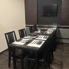 6名様でご利用いただけるテーブル席は3卓ございます。広々と落ち着ける空間の中、仲間と共にリラックスしてお食事をお楽しみくださいませ！様々なシーンでご利用いただけます。