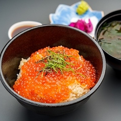 『イクラ丼』ぷちっと弾けるイクラを贅沢に盛り付けた贅沢丼。(小盛り)