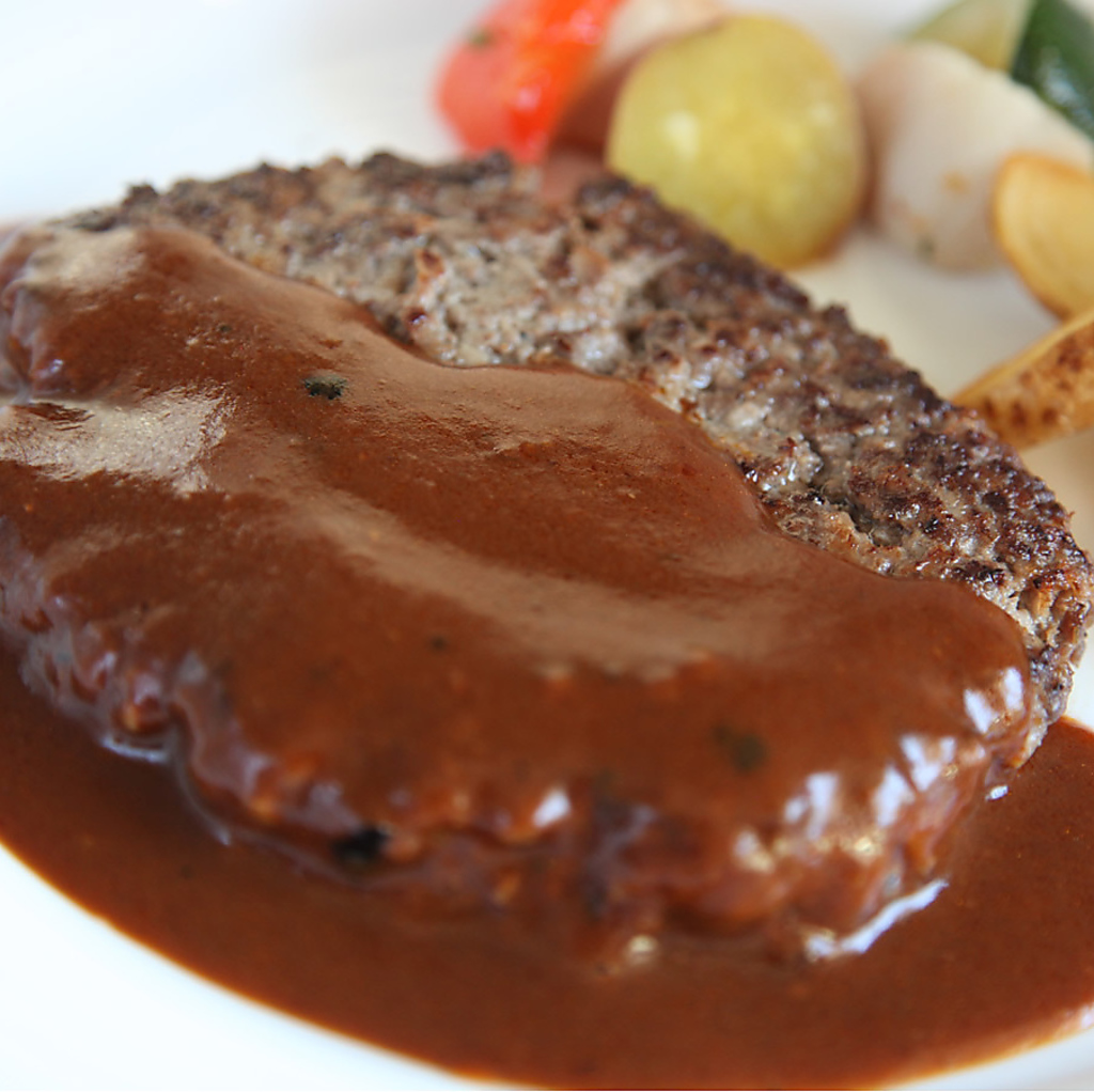 ジューシーなお肉に特製デミグラスソースをたっぷりかけました。