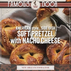 『SOFT PRETZEL with NACHO CHEESE／自家製ソフトプレッツェル』