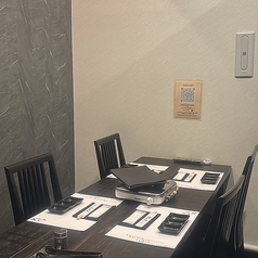 テーブルのお席は広々としており、普段使いから小規模のご宴会まで幅広く楽しんでいただけるお席です。食べ飲み放題コースで、気心知れた友人や仲間と共にジンギスカンをご堪能下さい。