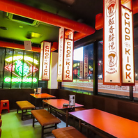 ネオンが煌めく店内