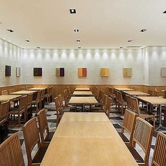 30名前後の半フロア貸切から、着席136名様・立食160名様までの店内貸切に対応◎100インチのスクリーンとプロジェクター等、充実の音響設備を完備。PCやスマホからの映像・音声出力もOK♪設備利用料が無料なのもうれしいポイント。結婚式二次会や同窓会、企業パーティなど幅広いシーンにご利用いただけます。