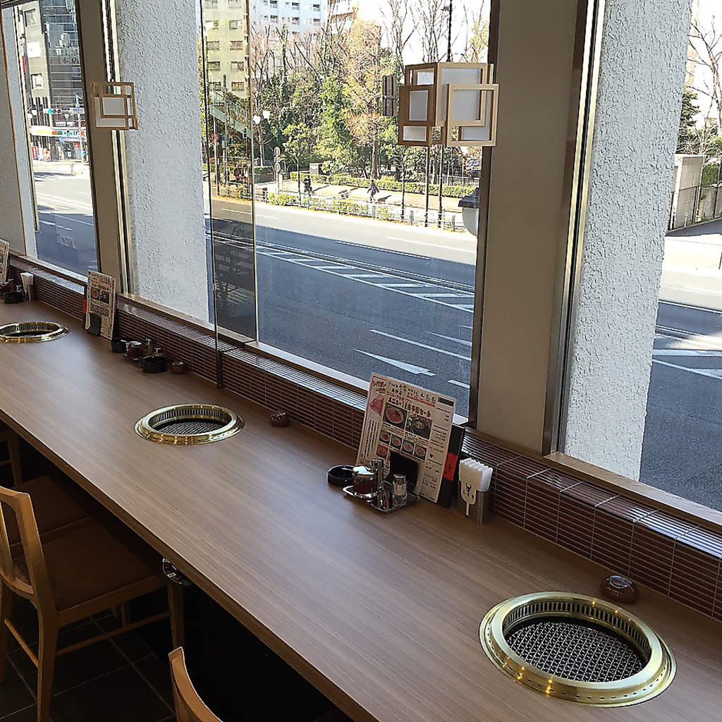 いらっしゃいませ♪広々とした店内には、テーブル席だけでなく、奥にお座敷も御座います。