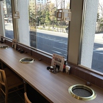 いらっしゃいませ♪広々とした店内には、テーブル席だけでなく、奥にお座敷も御座います。