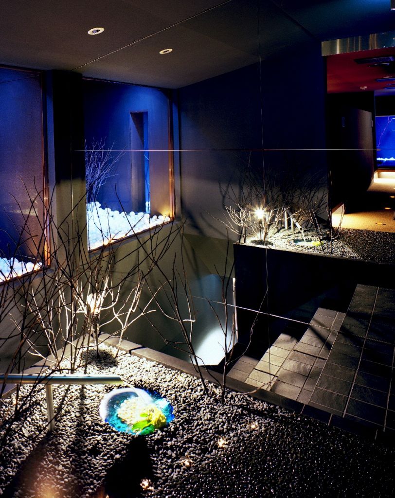 1Fから２Fへ…鏡に映る柔らかな光が溢れ、水がしたたる情緒溢れる一角がお出迎え…