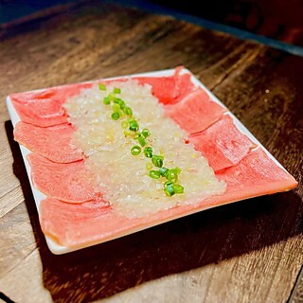 厳選焼肉！人気のどっさり葱包み牛タン！他にも上ロースや上カルビの葱包み焼きも大人気◎