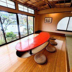 【小個室：楽】瀬田川をパノラマに望める上品な個室でございます。ご家族でのお祝い事や親しい方々とのご会食、ご接待など、大切なひとときにふさわしいお部屋でございます。（個室のご予約は、予約時に「お席をリクエストする」を選択頂き、ご要望事項欄に「個室希望」とご記入をお願い致します。）