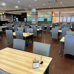 店内は広々空間が広がる。清潔感溢れる明るい店内は262席完備◎