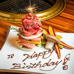 記念日や誕生日、晴れの日を一緒にお祝い"サプライズ肉ケーキ"